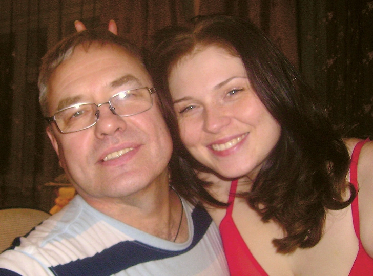 По словам брата Ирины, Сергей растратил деньги Пекарской на лечение, будучи ее опекуном, а квартиру не продал лишь благодаря тому, что туда успели прописать детей