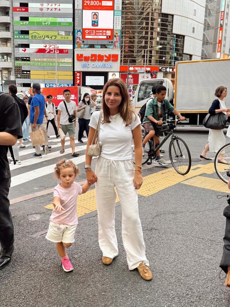 «Теперь есть с кем наряжаться»: как выглядит маленькая внучка Валентина Юдашкина, которую называют «кудрявой принцессой»