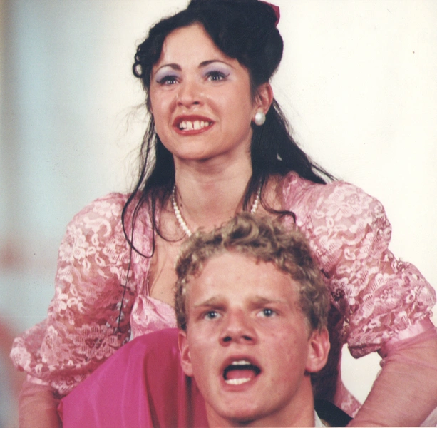 Это сейчас актер постоянно снимается лысым, а когда-то мог похвастаться кудрями