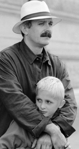 Лучше понимать отца Артем стал, когда сам превратился в режиссера и папу