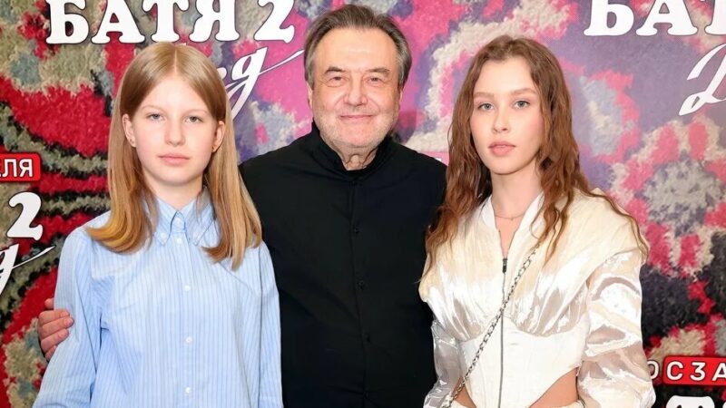 «Ей не место в кино!»: как 74-летний Алексей Учитель 