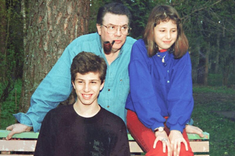 Александр Ширвиндт с внуками Андреем и Александрой в 2004 году.