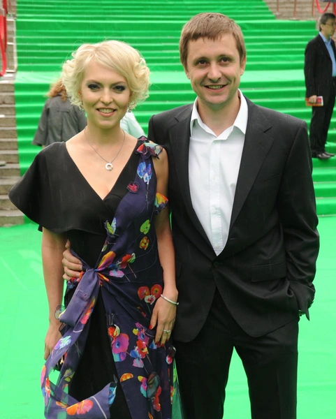 Супруги разошлись еще осенью 2012-го, но скрывали от дочки расставание, поэтому весной 2013-го девочка случайно узнала о разводе родителей из газет