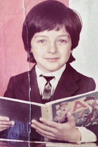 Настоящая фамилия Демиса — Карибов