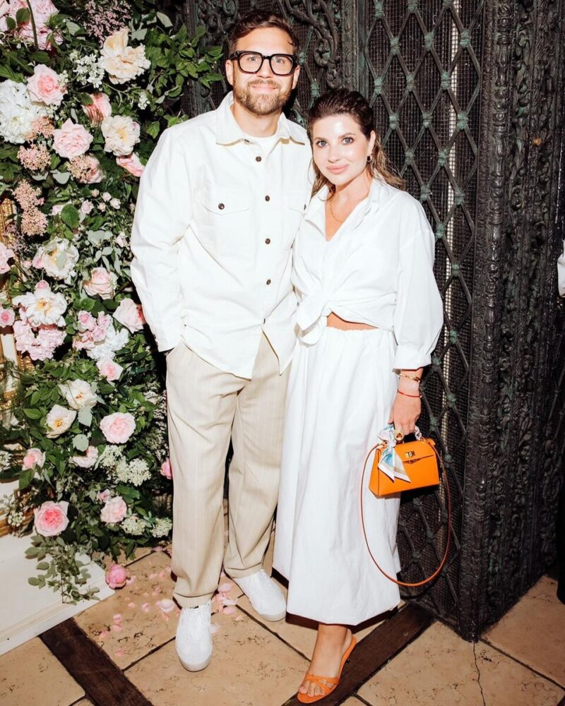 «Теперь есть с кем наряжаться»: как выглядит маленькая внучка Валентина Юдашкина, которую называют «кудрявой принцессой»