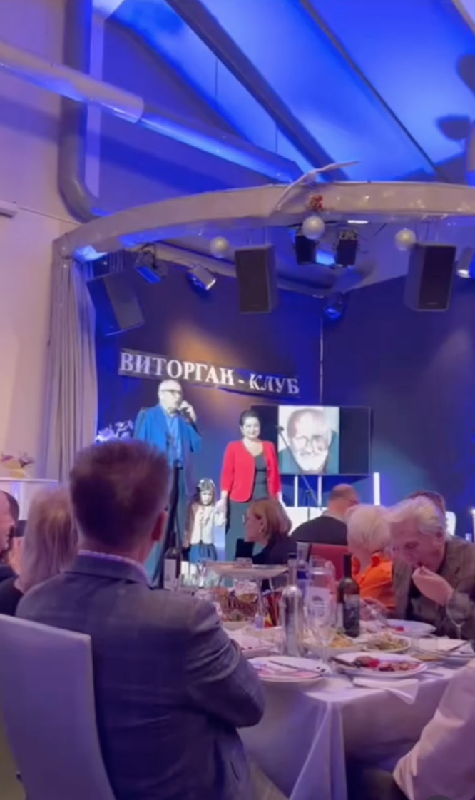 «Мы не можем оплатить»: за что 83-летний Эммануил Виторган с молодой женой рискует потерять особняк в центре Москвы?