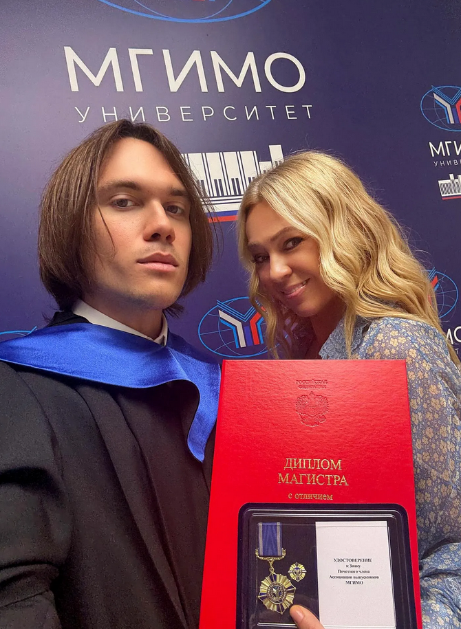 Николай Батурин, сын Виктора Батурина, в 23 года окончил магистратуру МГИМО с двумя красными дипломами