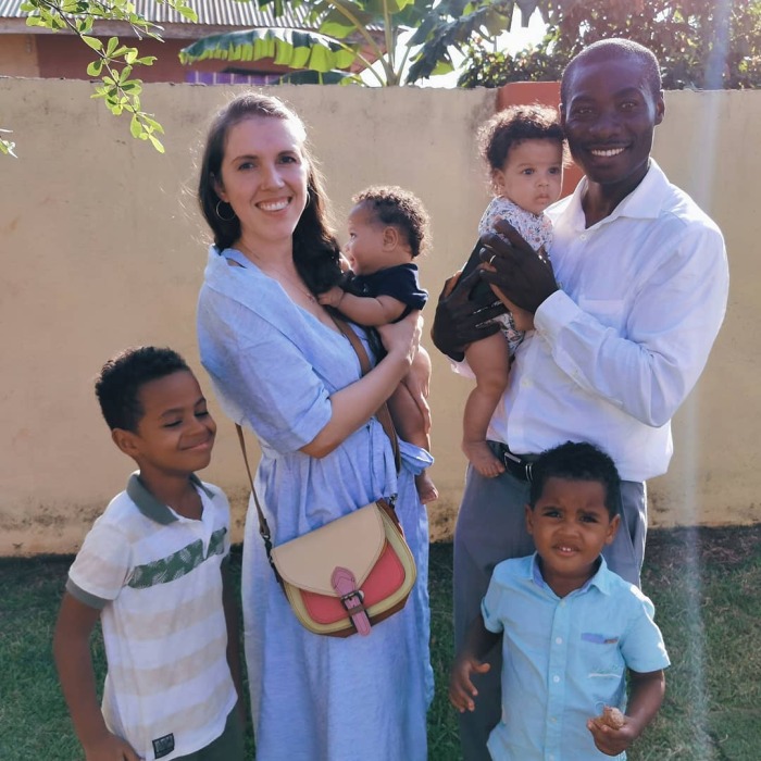 Наталья и Франк Сакадо с детьми. 