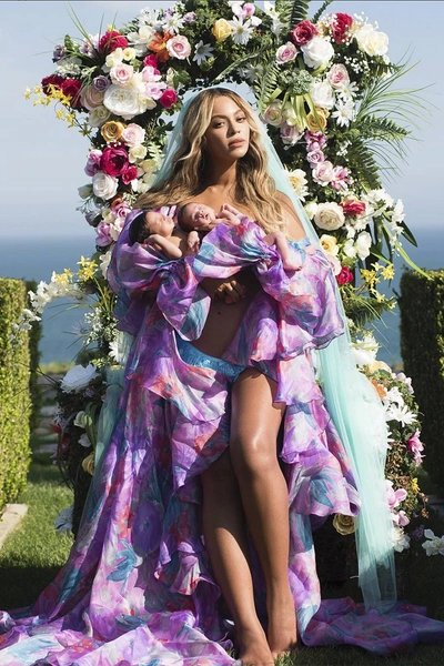 В первый раз артистка скрывала положение, но, забеременев близнецами, озвучила новость на весь мир