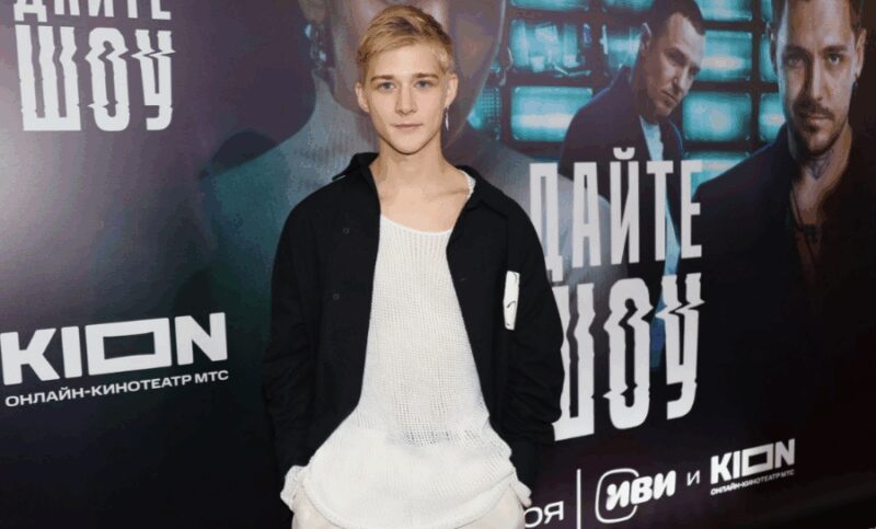 Актер Олег Савостюк, успешно совмещающий учёбу, съёмки и театральные постановки.