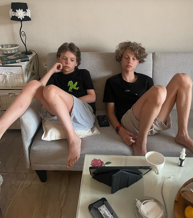 Братья Варвары, Фёдор и Иван, также растут в тени известных родителей.