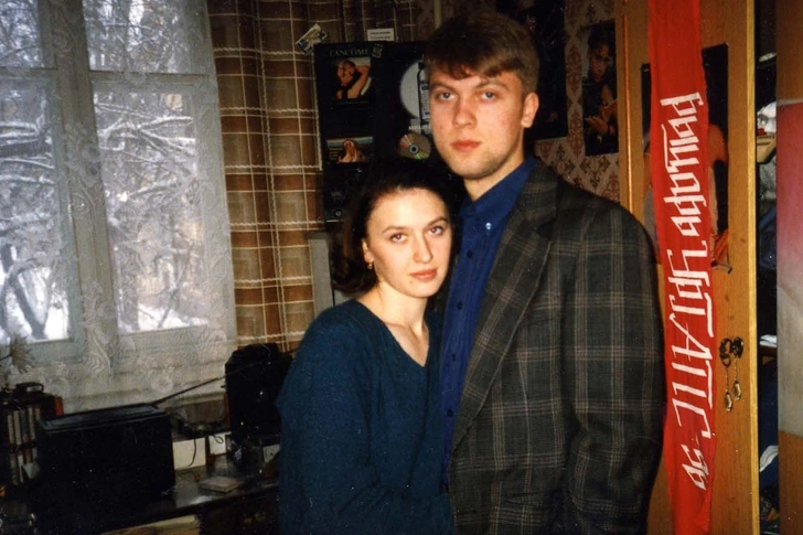 «Я к первой жене нормально отношусь. У нее новая семья, муж, с которым я ее сам познакомил. Ну так бывает… Мы совершенно разные организации. Наши отношения дошли до какой-то точки, пока все не взорвалось. Пожали друг другу руки, сказали: „Спасибо“ — и начали другое движение», — пояснял артист в интервью Надежде Стрелец