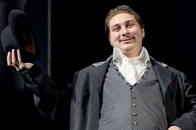 Владислав Гандрабура в одном из театральных образов на сцене.