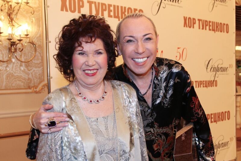 Травма, нищета и брак за водку: как пародист Александр Песков живёт с мамой