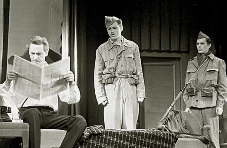 Станислав Любшин (справа) на сцене театра «Современник» в начале своей карьеры.