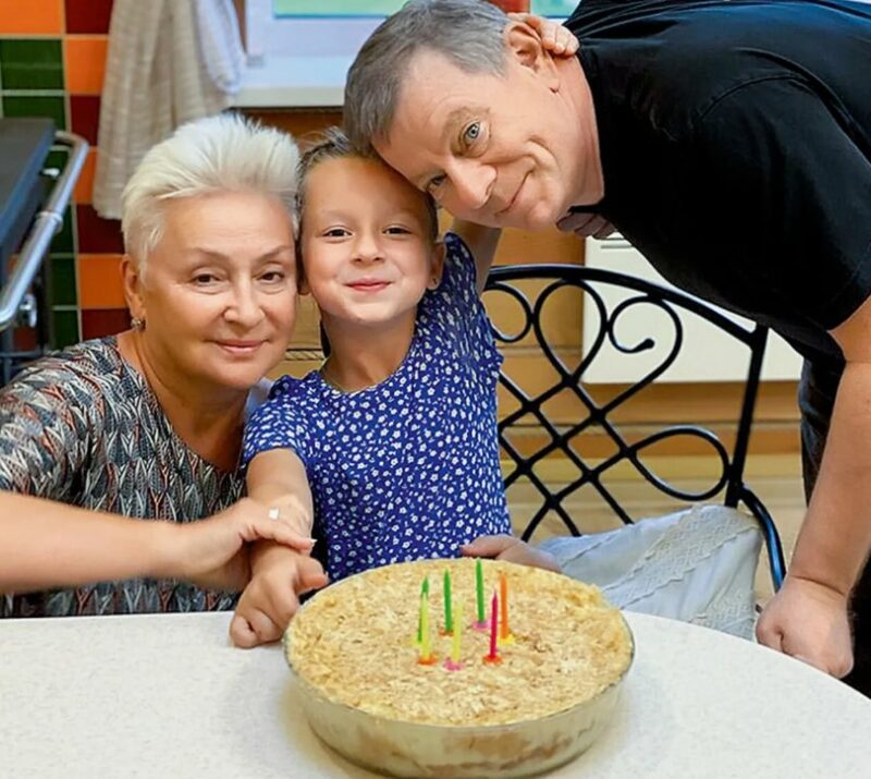 Вадим Андреев с женой и внучкой.