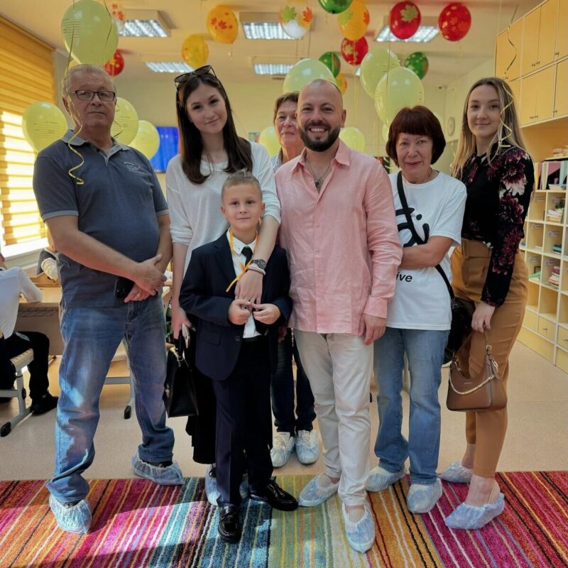 Ярослав с родителями, падчерицей Александрой, сыном Мирославом и дочерью Ксенией