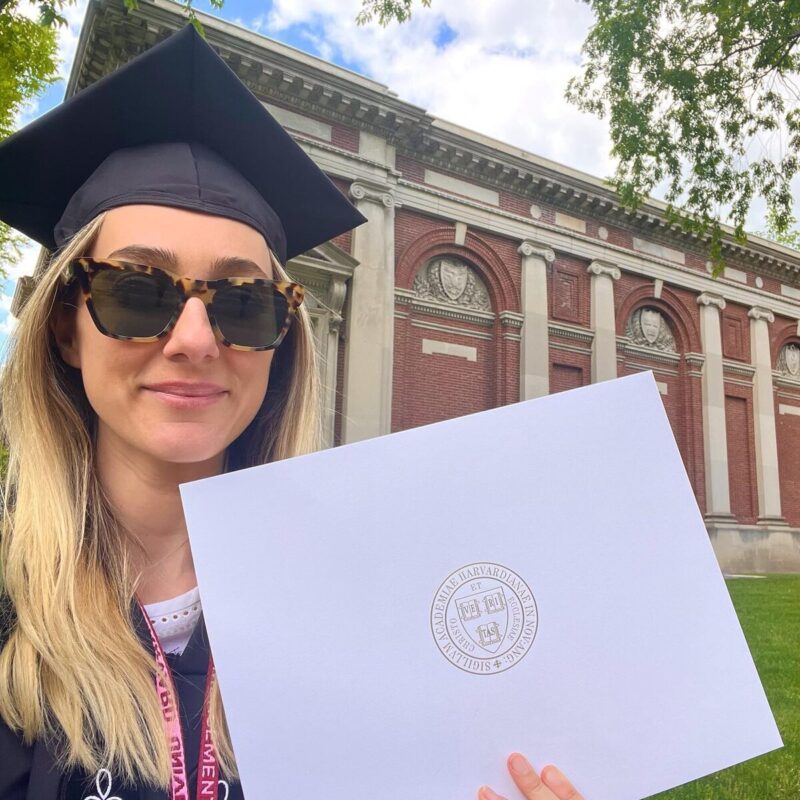 «Она казалась очень взрослой и уставшей»: загадочное исчезновение дочери и возвращение на сцену спустя 20 лет у Аль Бано и Ромины Пауэр