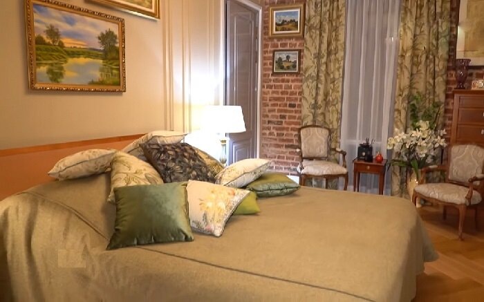 «Хоть голой могу спокойно походить»: как выглядит московская квартира Надежды Бабкиной с видом на Кремль, которую обновил её сын