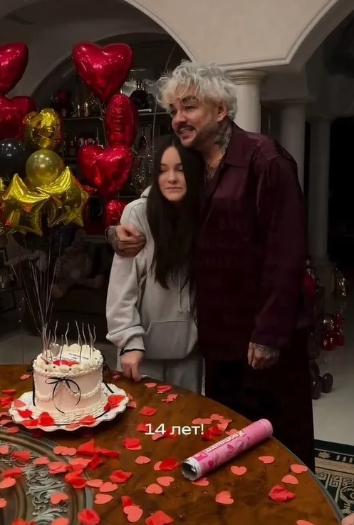 Алла-Виктория принимает поздравления от близких.