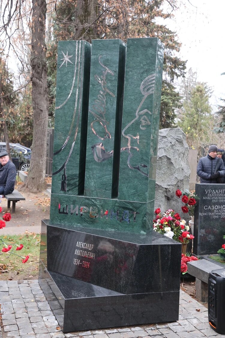 Памятник Александру Ширвиндту, ставший символом его наследия.