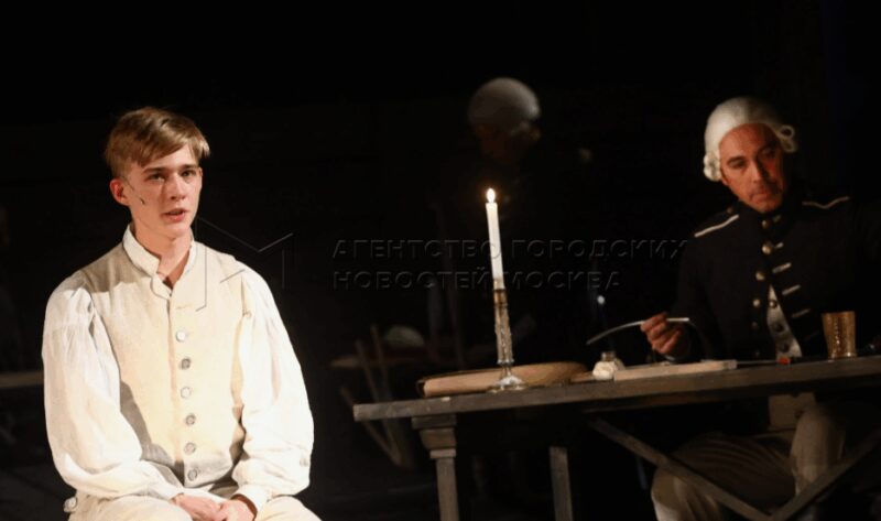 Олег Савостюк в главной роли в спектакле 