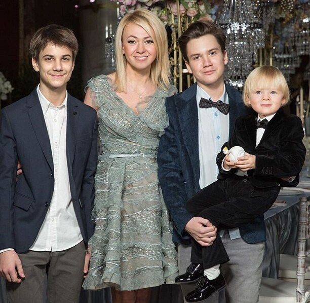 Яна Рудковская с сыновьями Андреем и Николаем
