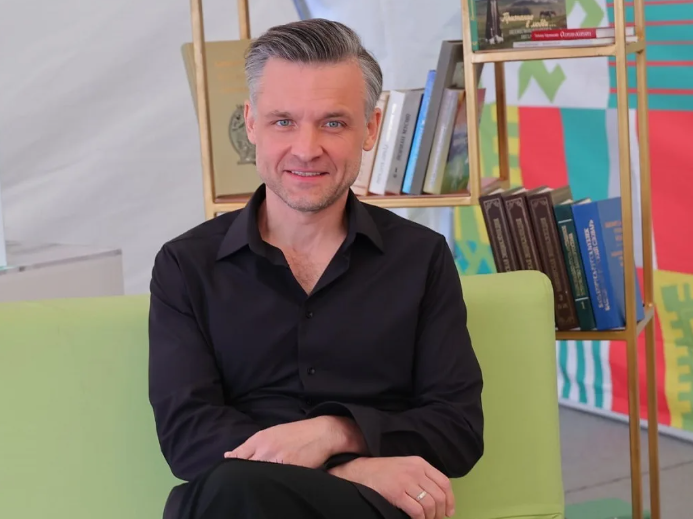 48-летний актёр женат 20 лет, но его тёща — «та самая Констанция»: как живёт Егор Бероев и другие звёзды с именитыми родственниками