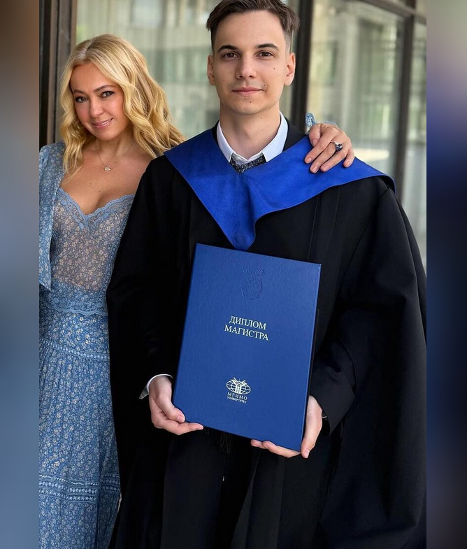 Андрей с приёмной мамой Яной Рудковской