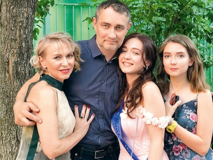 Евдокия Юшкевич в окружении мамы, отца и сестры.