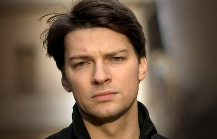 «Глубокая кроличья нора»: Даниил Страхов сбежал из Москвы после 25 лет брака без детей и громкой измены с Кориковой