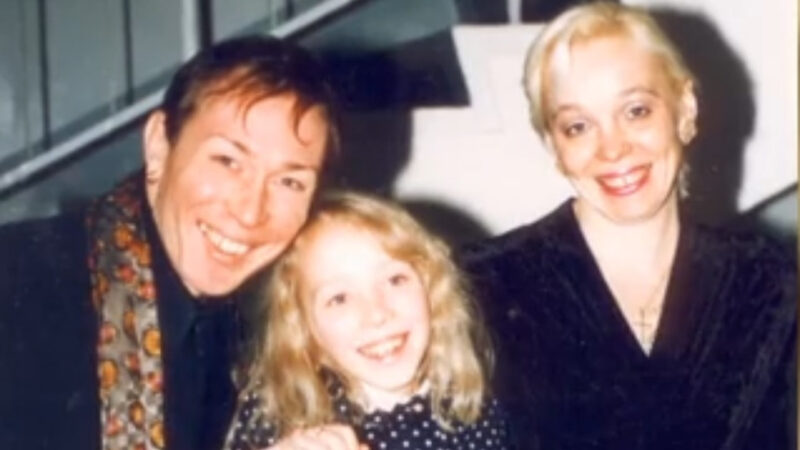 Травма, нищета и брак за водку: как пародист Александр Песков живёт с мамой