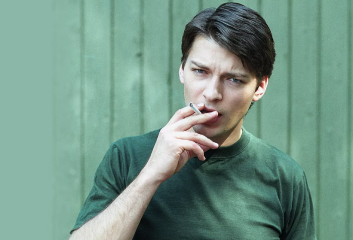 Даниил Страхов не любит запах сигарет.