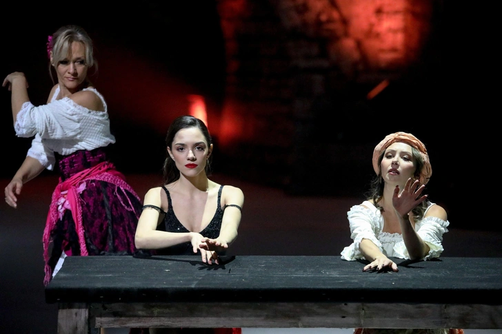 Туктамышева и Евгения Медведева на премьере ледового шоу Ильи Авербуха «Кармен»