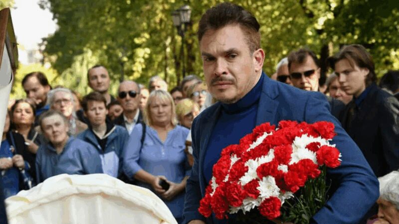 Иван Панфилов на прощании с отцом Глебом Панфиловым