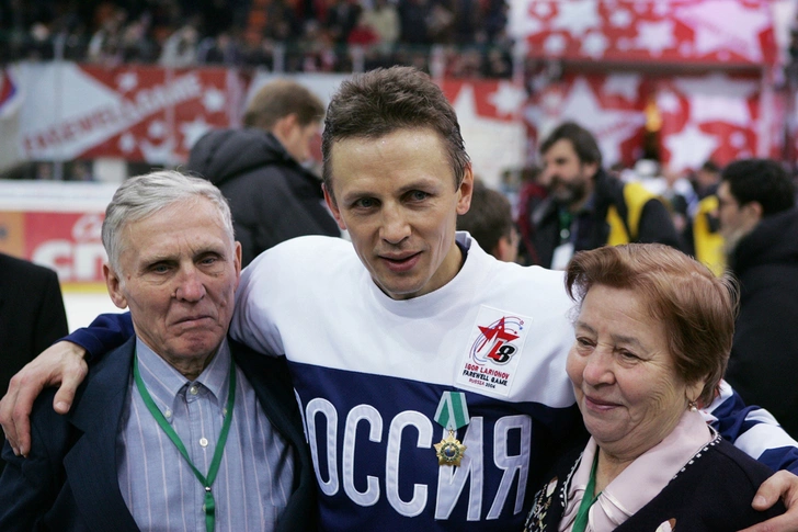 Хоккеист с родителями во время своего прощального матча
