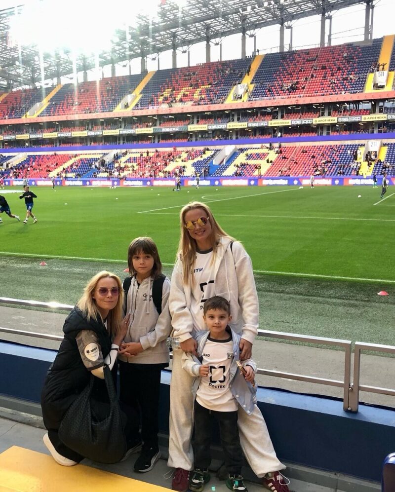 Аким: сын Ольги Арнтгольц, подрастающий наследник режиссёра.