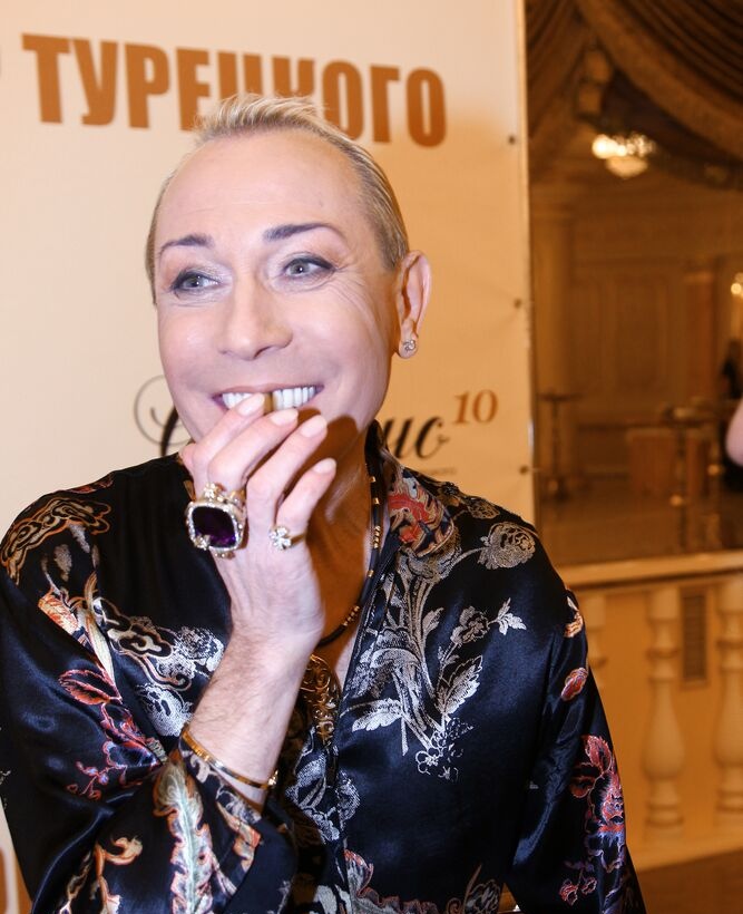 Травма, нищета и брак за водку: как пародист Александр Песков живёт с мамой