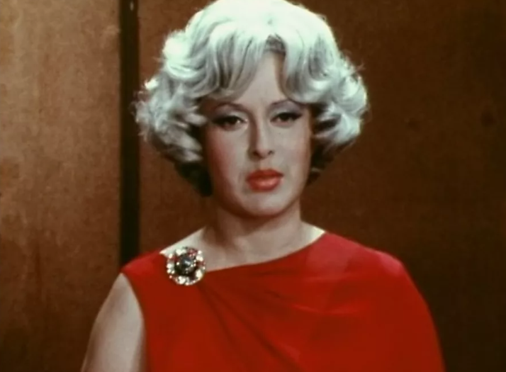 Нелли Корниенко в постановке «Средство Макропулоса», где она сыграла Эмилию.