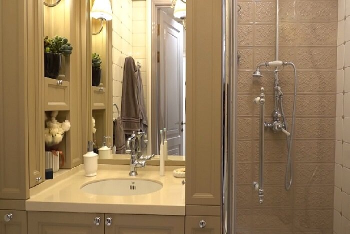 «Хоть голой могу спокойно походить»: как выглядит московская квартира Надежды Бабкиной с видом на Кремль, которую обновил её сын