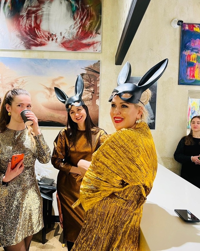 «Почти 20 килограммов украшений»: как выглядит и чем занимается экс-чиновница, чья карьера рухнула в одночасье