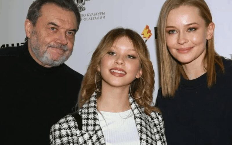 Юная Анна Пересильд рядом со своей мамой, Юлией Пересильд.