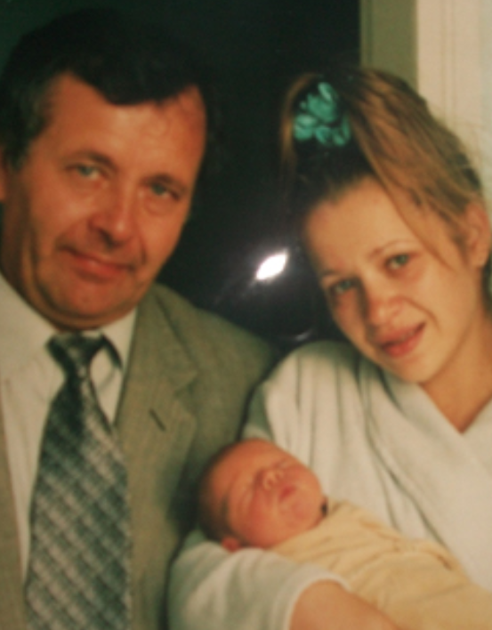 Трогательный момент: Юлия Салтовец с отцом и новорожденным Андреем, снимок из личного архива
