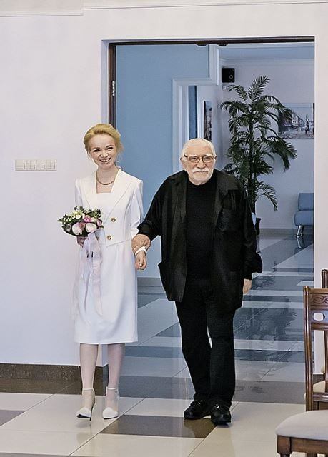 «Она золотая»: как 80-летний Армен Джигарханян женился на 36-летней Виталине Цымбалюк-Романовской