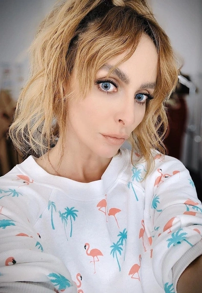 …а так черты лица артистки изменились пару лет назад…