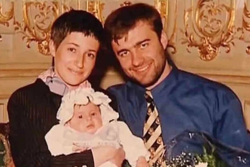 Молодые Михаил Пореченков и Екатерина Подвальная с новорождённой Варварой.