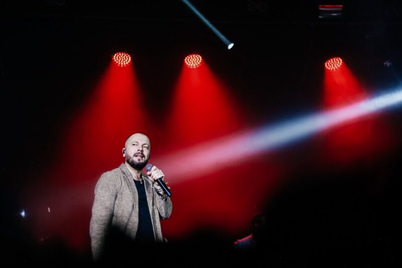 «Ради детей не позволил себе сломаться»: трагедия артиста Ярослава Сумишевского, потерявшего жену в 2021 году