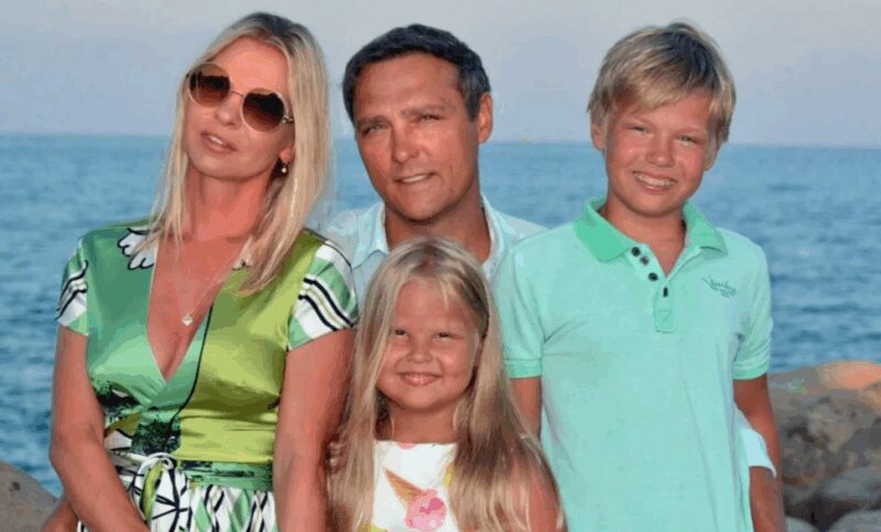 Семья Шатуновых: Юрий, Светлана и дети.