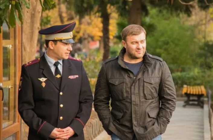 Илья Шакунов и Михаил Пореченков, коллеги по цеху и сокурсники, в фильме «Один против всех»