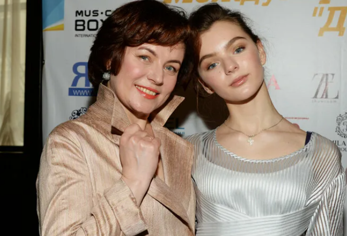 Александра Маховикова со своей мамой, актрисой Ларисой Шахворостовой.